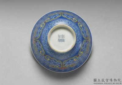 图片[3]-Tea bowl with flower on a carved blue ground in falangcai painted enamels, Qianlong reign (1736-1795), Qing dynasty-China Archive